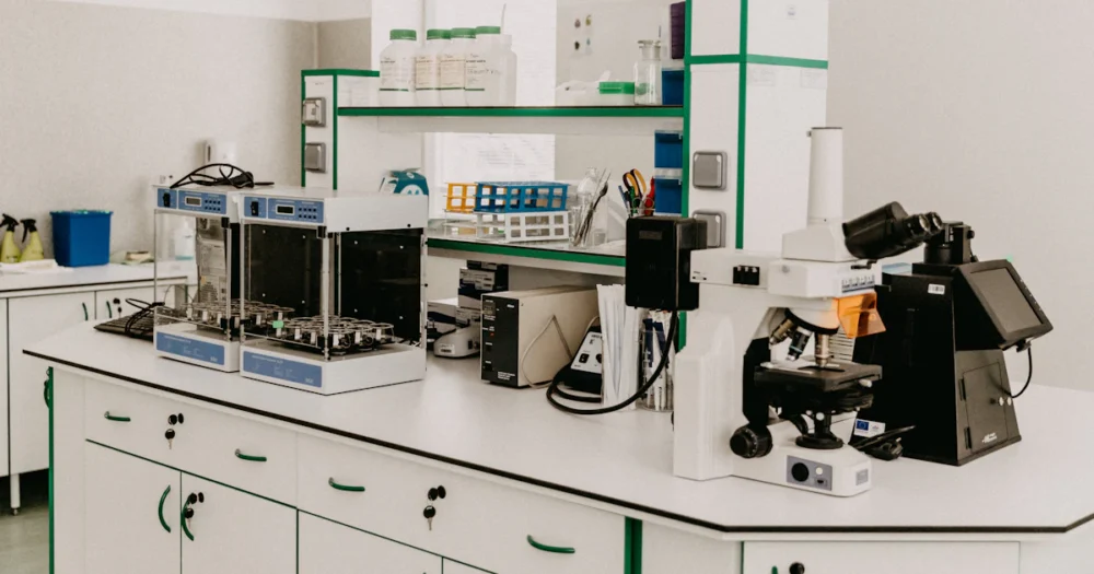 Laboratoriemiljö med arbetsbänkar och utrustning